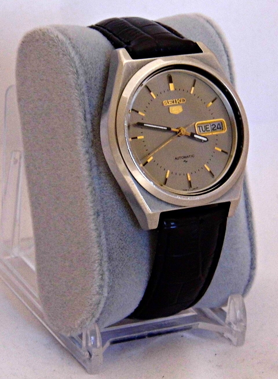 Reloj con calibre Seiko NH36 mostrando función de día y fecha