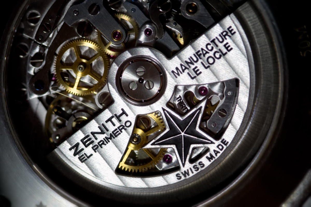 Calibre Zenith El Primero visto desde el puente, con su característico color plateado y rueda de columna
